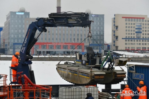 На льду Невы в Петербурге отработали ликвидацию нефтяного разлива